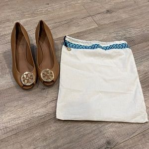 Tory Burch tan wedge heels gold emblem